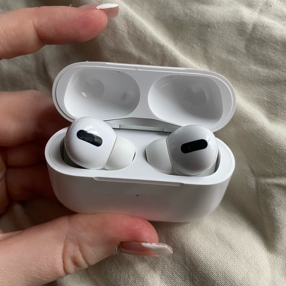 Apple AirPods Pro - Picture 1 of 9